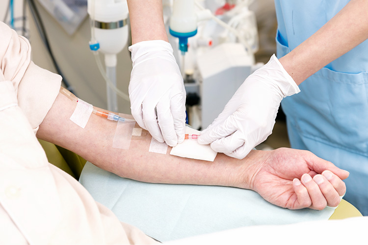 体から血液を取り出すための針と体へきれいになった血液を返すための2本の針を刺して透析治療が始まります。